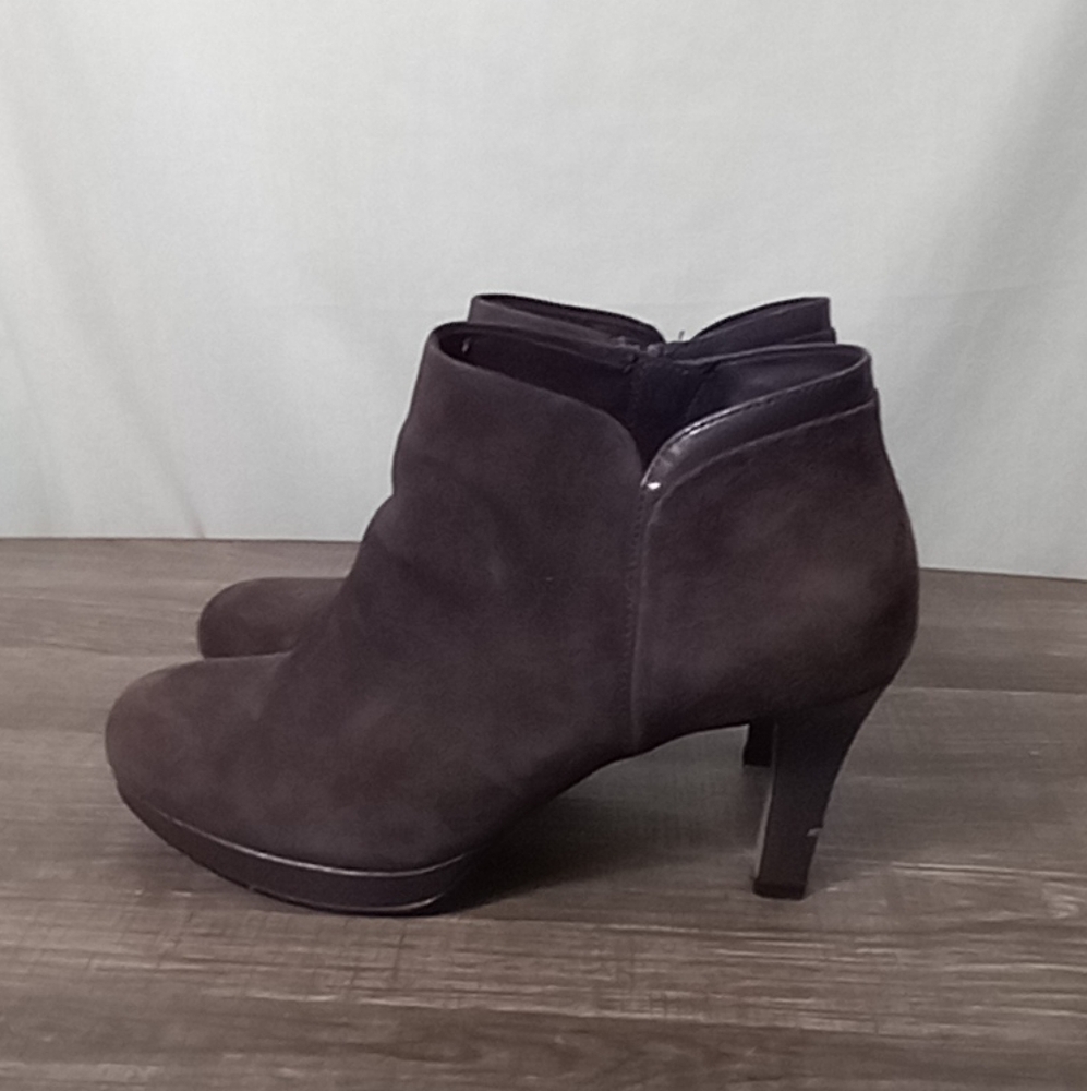 Clarks Chocolate Brown Seude Delsie Stella Booties Size 8.5M